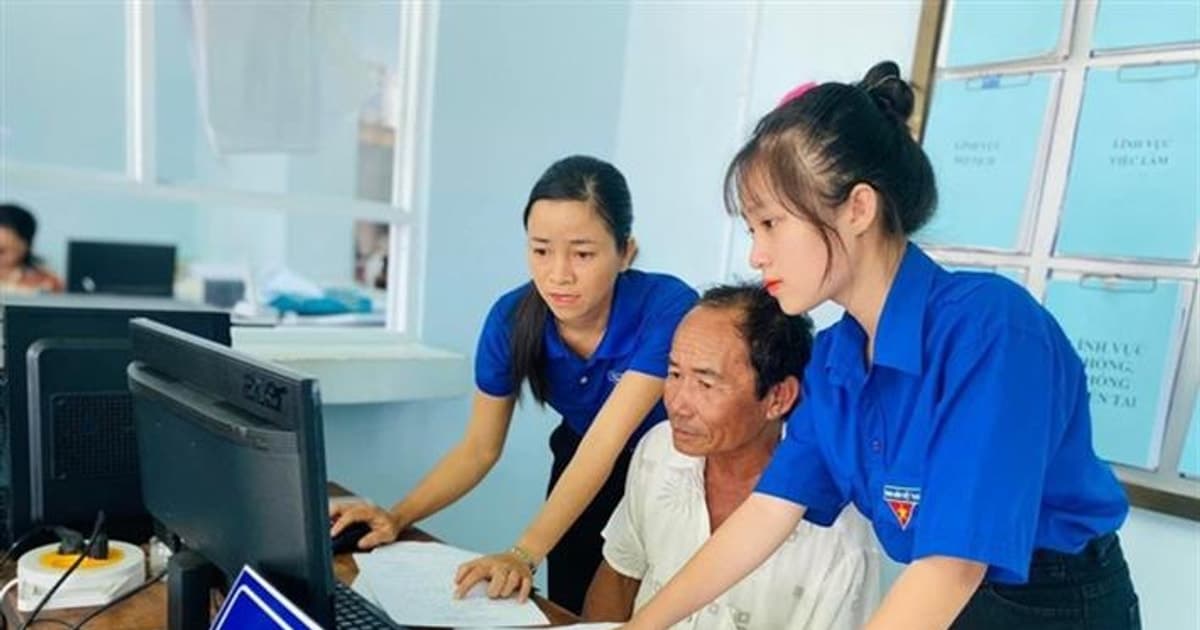Học sinh, sinh viên tham gia phổ cập kỹ năng số cho cộng đồng