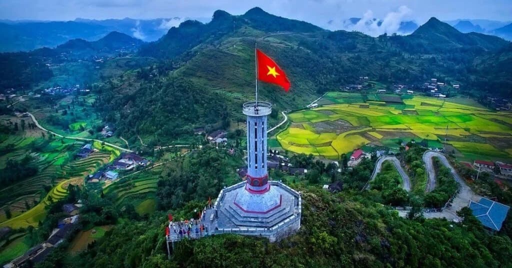 Tạm dừng tham quan Cột cờ Quốc gia Lũng Cú