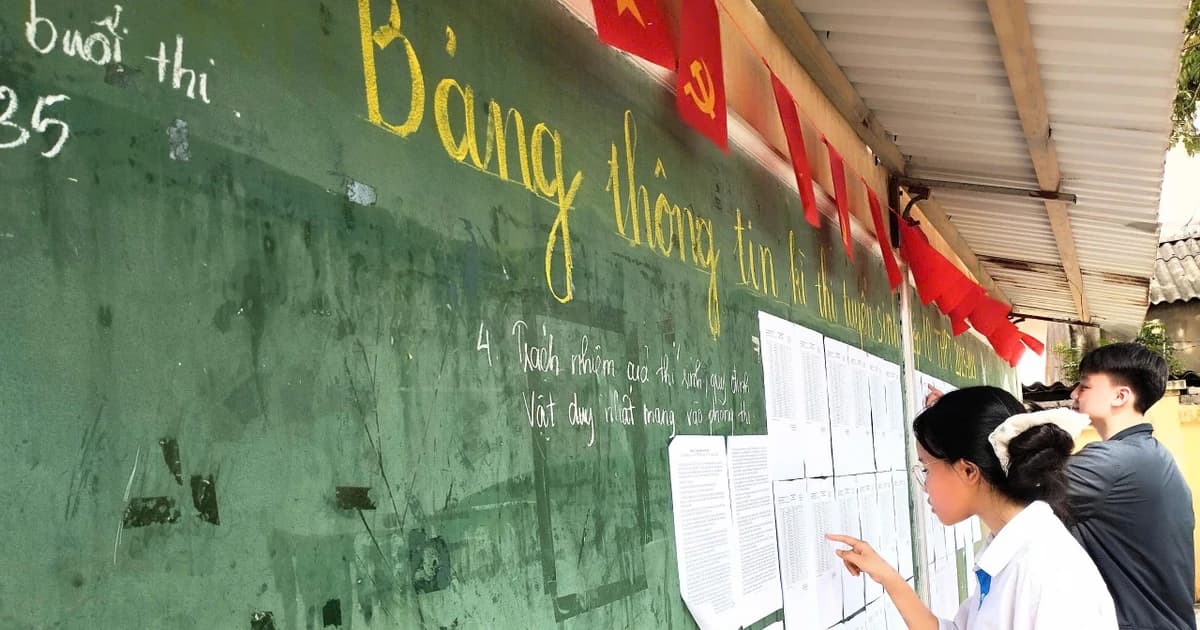 Trường Bưởi - Chu Văn An kết nạp Đảng cho 9 học sinh đúng dịp sinh nhật Bác