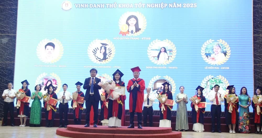 Trường ĐH Công đoàn tuyển dụng đặc cách thủ khoa toàn trường ngay Lễ bế giảng