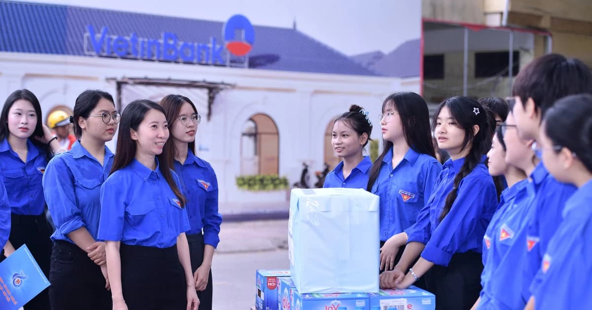 Tình nguyện viên đồng hành cùng thí sinh Hà Nội trong Kỳ thi vào lớp 10