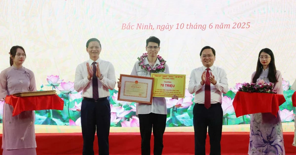 Lãnh đạo tỉnh Bắc Ninh khen thưởng giáo viên, học sinh giỏi