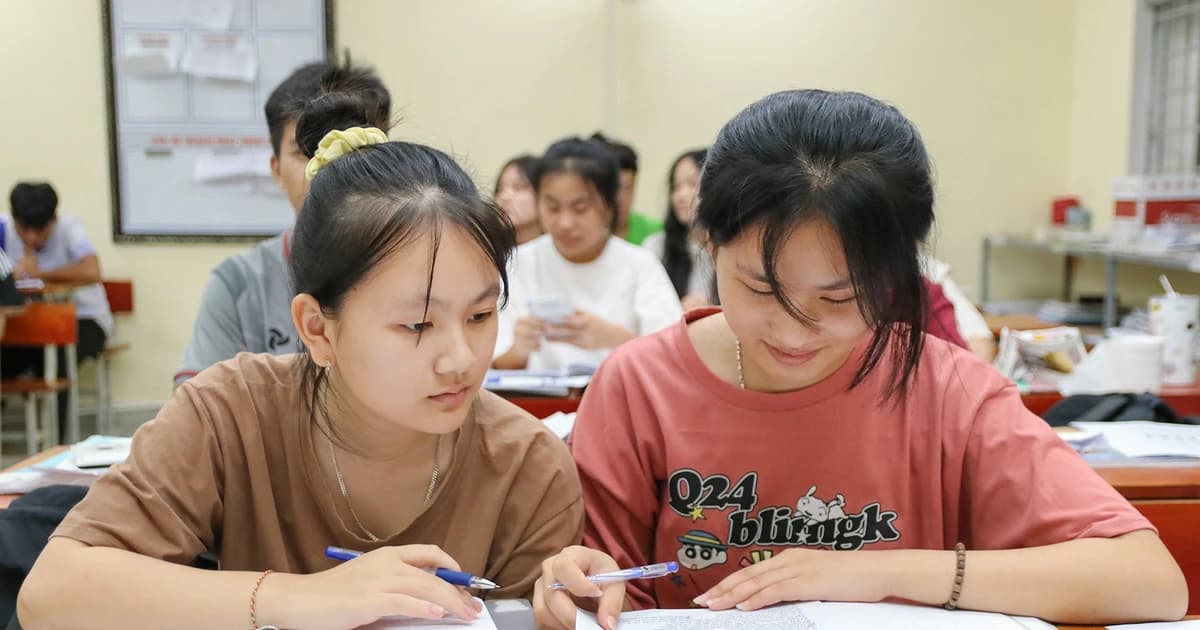 Cô trò trường dân tộc nội trú ở Nghệ An sáng đèn ôn thi tốt nghiệp THPT