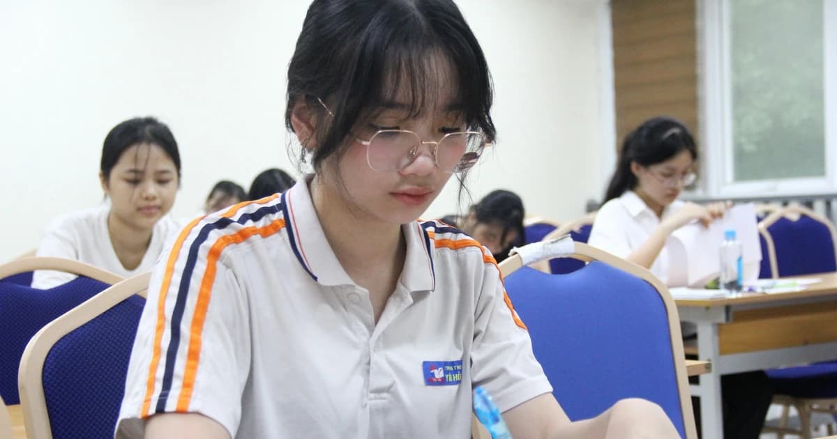 Thí sinh trên cả nước làm thủ tục dự thi tốt nghiệp THPT năm 2025