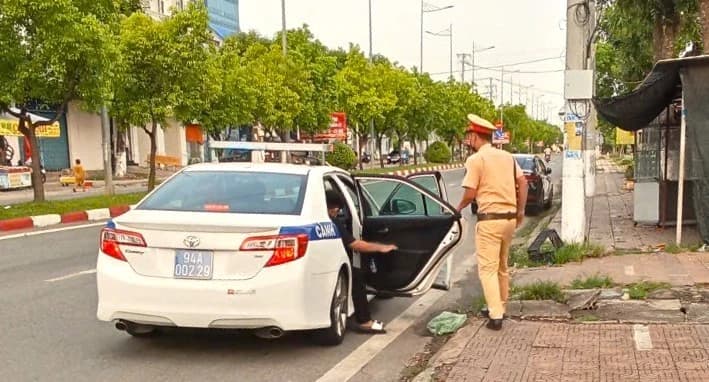 Công an hỗ trợ thí sinh Bạc Liêu đến điểm thi đúng giờ