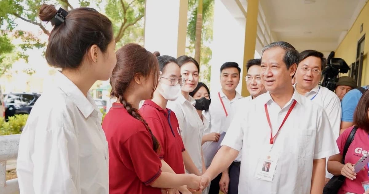 Bộ trưởng Nguyễn Kim Sơn động viên phụ huynh, thí sinh thi tốt nghiệp THPT 2025