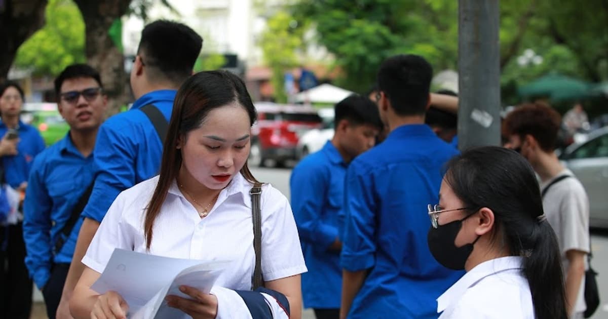 Cha mẹ nên đồng hành thay vì trách móc khi con điểm thấp