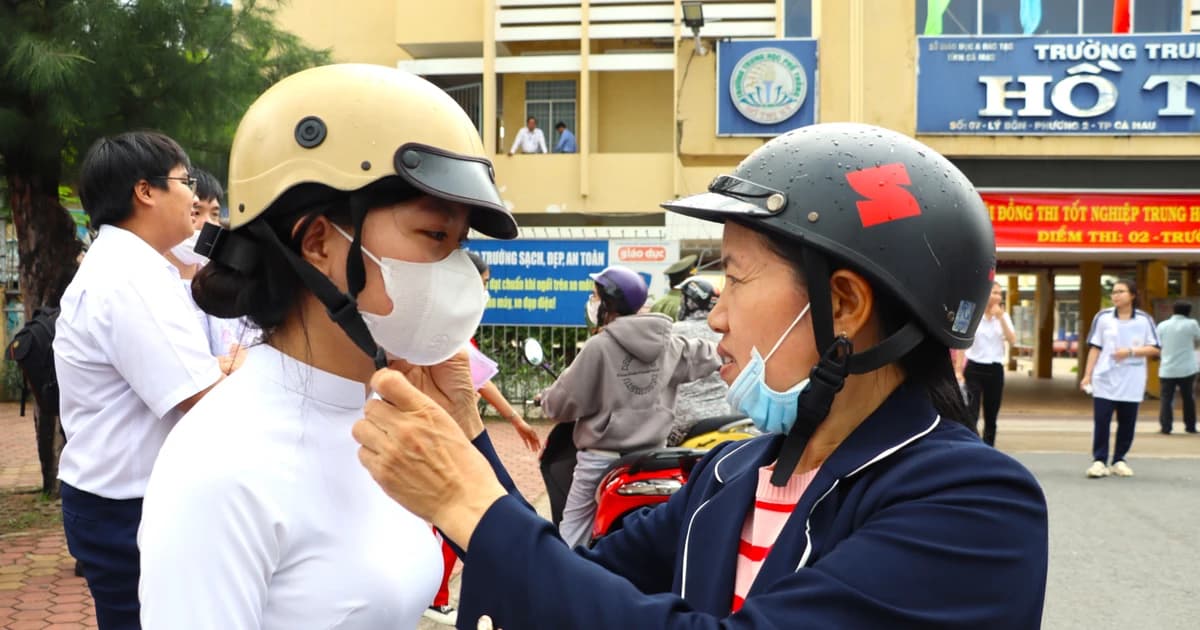 Kỳ thi tốt nghiệp THPT 2025 tại ĐBSCL: Vượt mưa lũ, ấm tình người