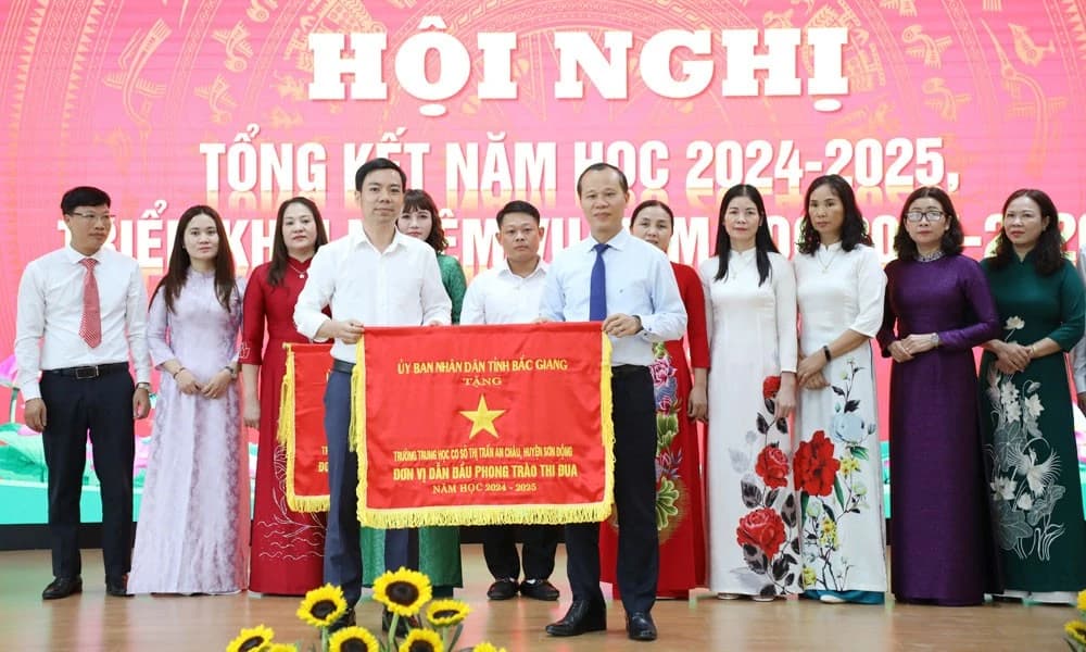 Trường Đại học Điện lực với hành trình về nguồn, bồi đắp lòng yêu nước