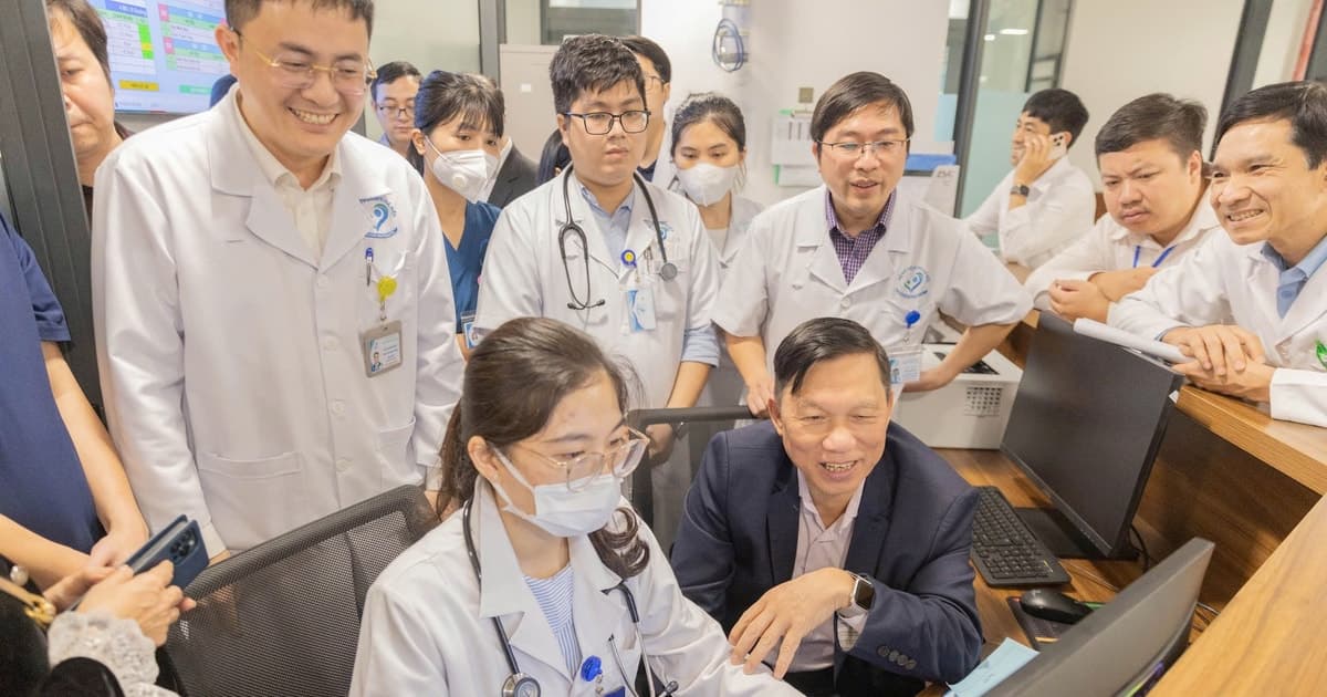 ‘Khách Tây’ trải nghiệm Tết Việt ở ngôi đình đẹp nhất xứ Đoài