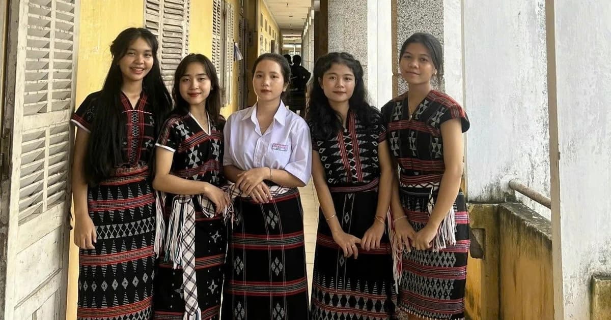 Cách nữ sinh Cơ Tu giữ văn hóa dân tộc