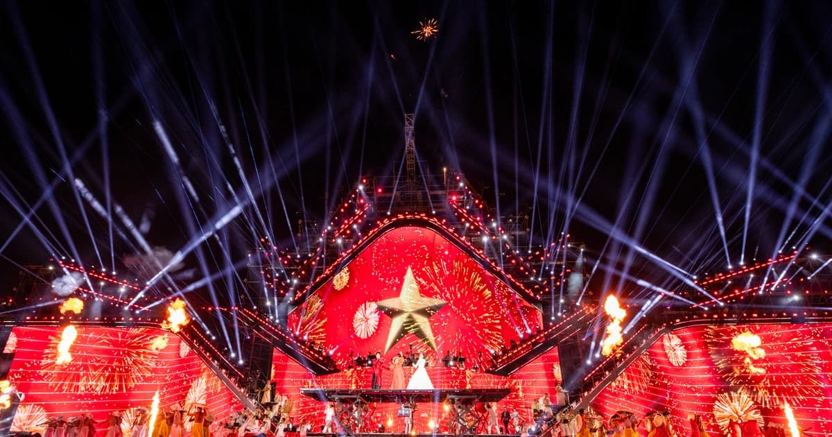 Hơn 20.000 khán giả 'cháy' hết mình cùng dàn nghệ sĩ đình đám tại V Concert