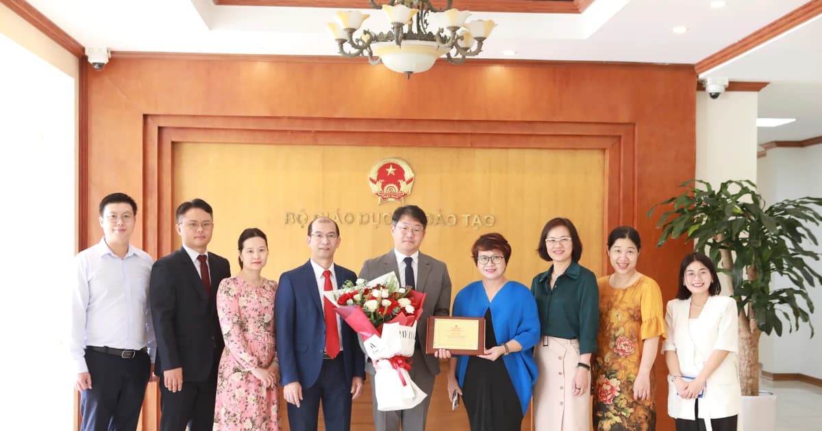 Bộ GD&ĐT tặng Kỷ niệm chương Vì sự nghiệp Giáo dục cho người nước ngoài