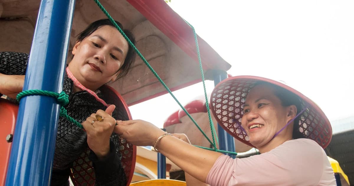 Giáo viên ở Quảng Trị chủ động gia cố phòng học, chặt tỉa cây trước bão Kajiki