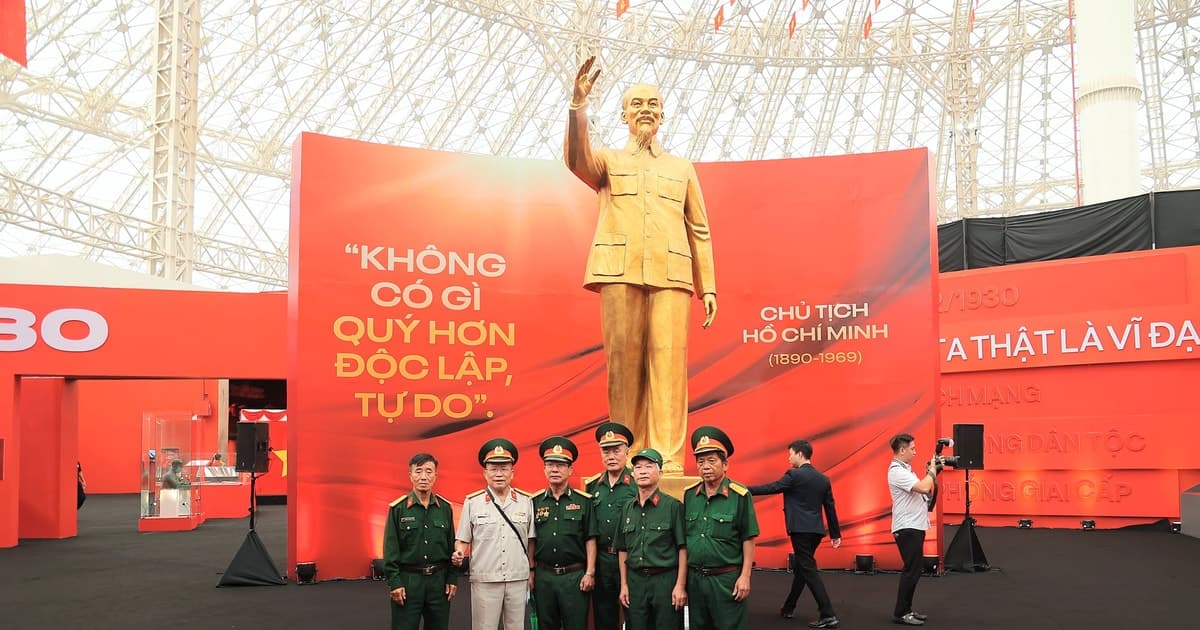 Sống lại ký ức '95 năm Cờ Đảng soi đường' tại Triển lãm thành tựu Đất nước