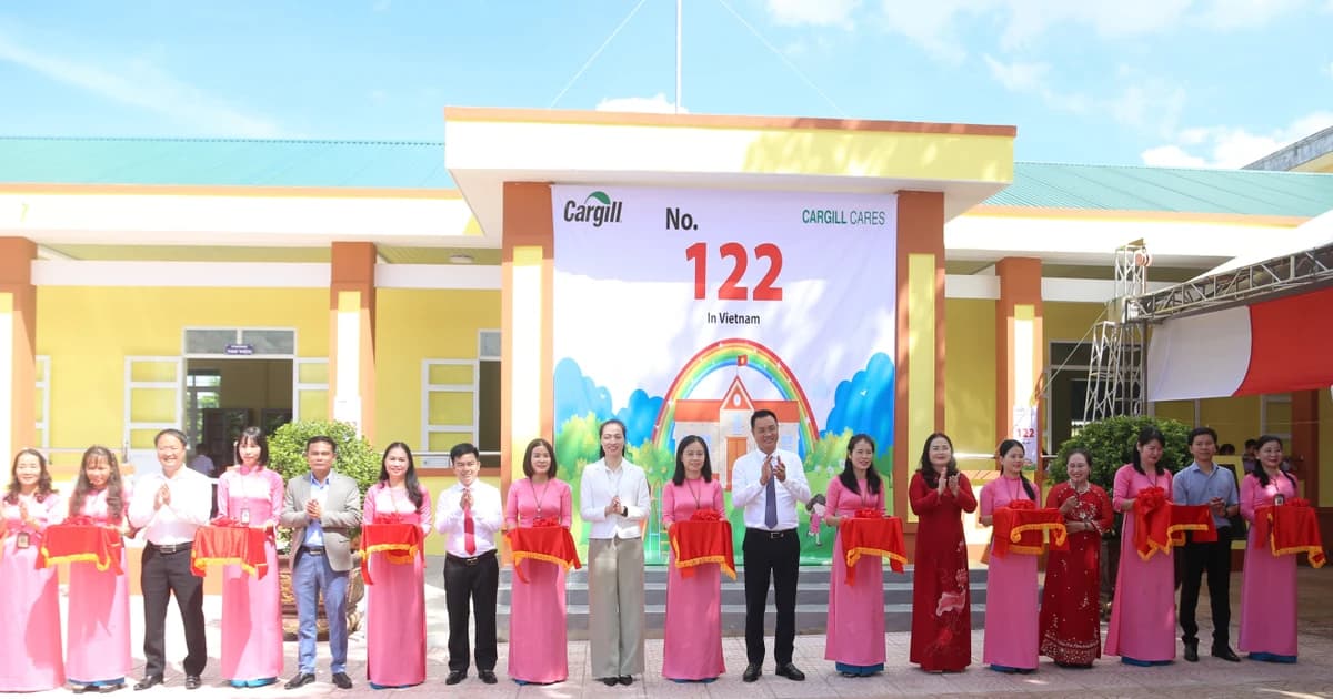 Bí thư Tỉnh ủy Quảng Trị dự và cắt băng khánh thành công trình phòng học