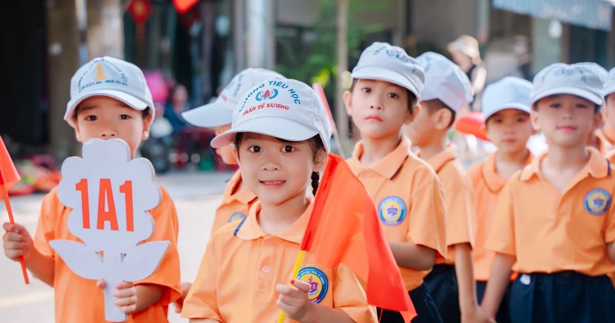 Vào lớp 1, điều cha mẹ cần chuẩn bị không chỉ là sách vở