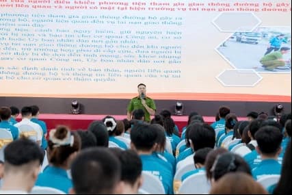 Hơn 800 sinh viên ký cam kết an toàn giao thông