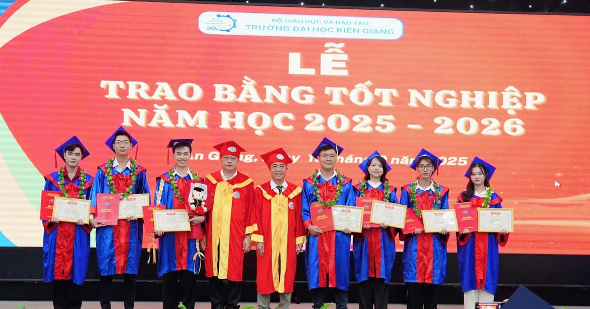 Trường Đại học Kiên Giang trao bằng tốt nghiệp cho 196 tân cử nhân, kỹ sư