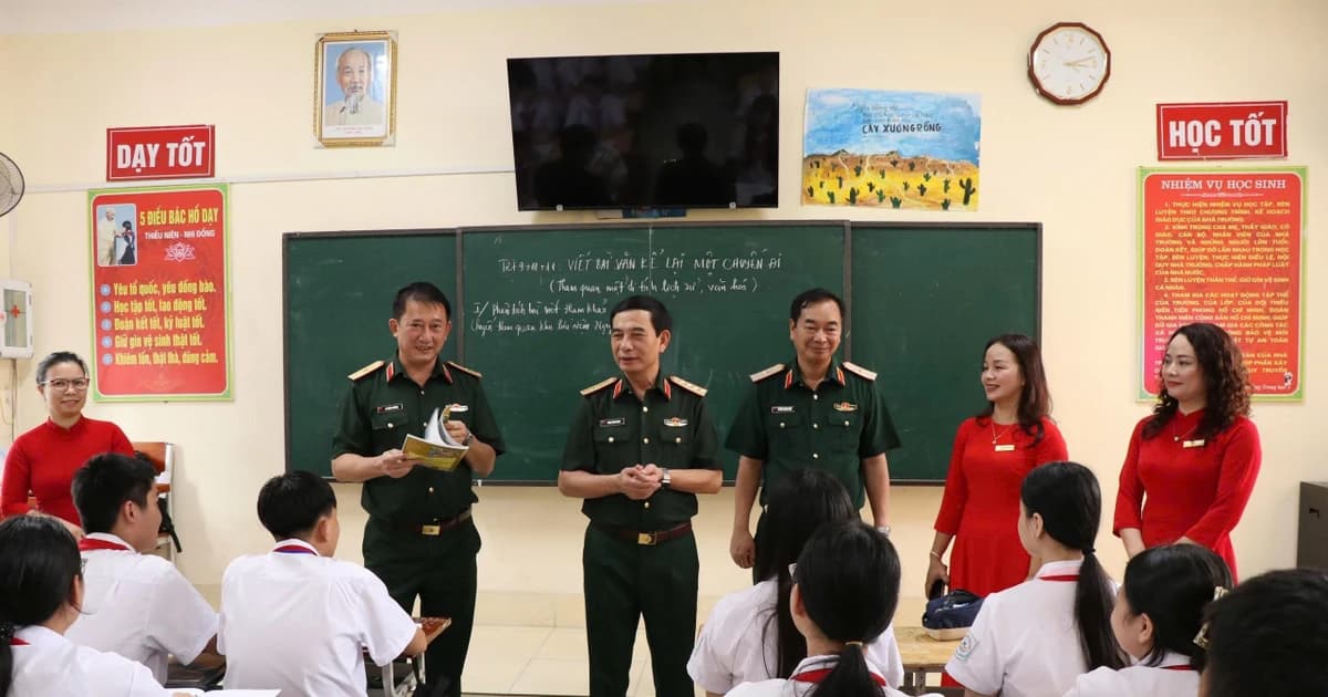 Đại tướng Phan Văn Giang thăm và tặng quà các trường học tại Thái Nguyên