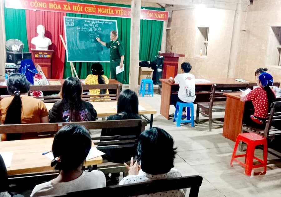 Bộ đội Biên phòng góp sức vào công cuộc xóa mù chữ vùng cao