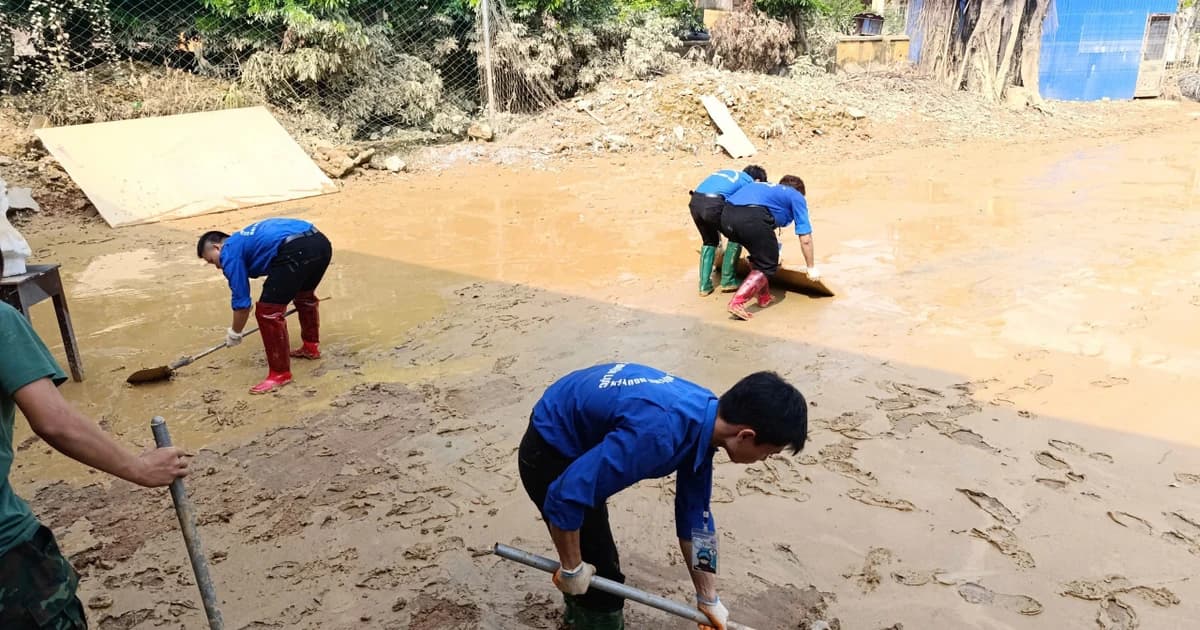 Trường Đại học Điện lực vào vùng lũ hỗ trợ người dân, trường học
