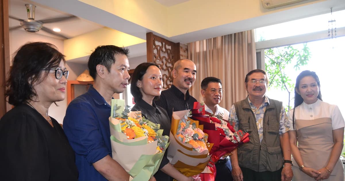 Đạo diễn phim ‘Địa đạo: Mặt trời trong bóng tối’ nhận bằng khen của UBND TPHCM
