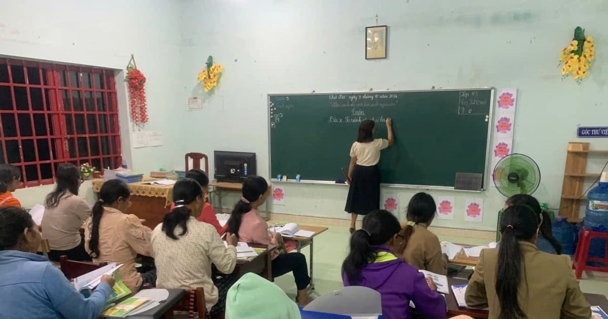 Thắp sáng vùng cao Nam Giang từ những lớp học xóa mù chữ