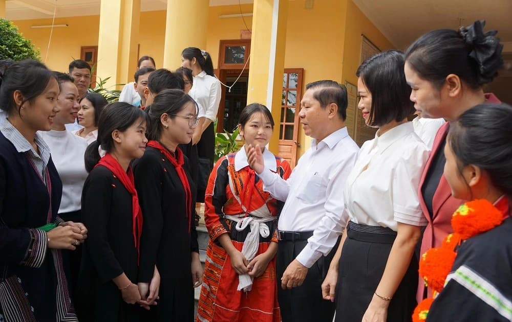 Thứ trưởng Lê Tấn Dũng: Đảm bảo an toàn tuyệt đối cho học sinh tới trường sau lũ