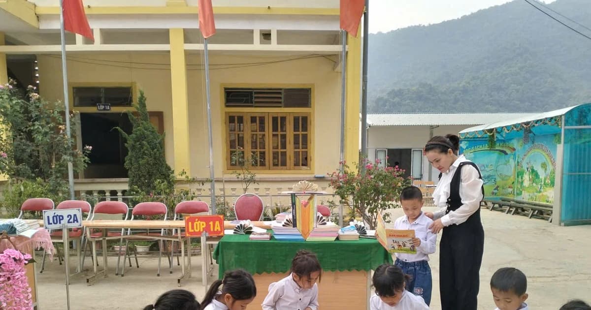 Mang chữ cho trò ở trường bán trú vùng biên