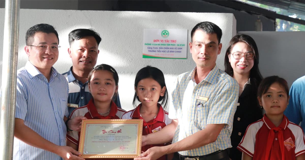 Bàn giao 2 công trình vệ sinh cho trường học vùng khó ở Đắk Lắk