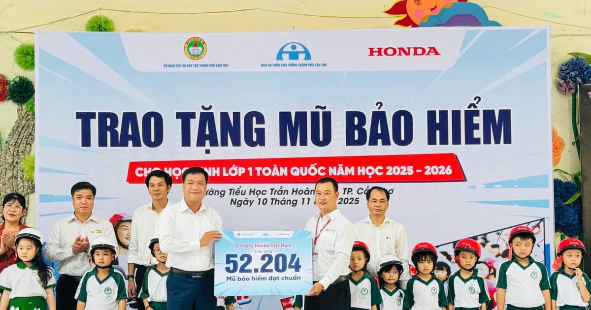 Hơn 52.000 học sinh lớp 1 ở TP Cần Thơ được trao tặng mũ bảo hiểm