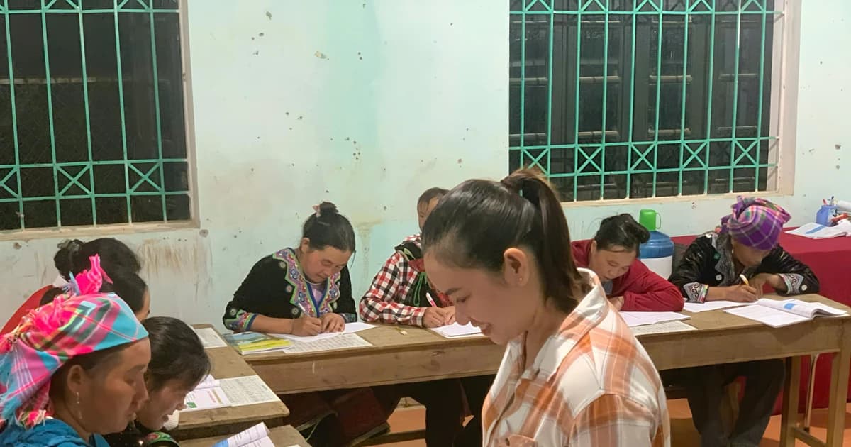 Hành trình xóa mù chữ ở Lao Tỷ Phùng