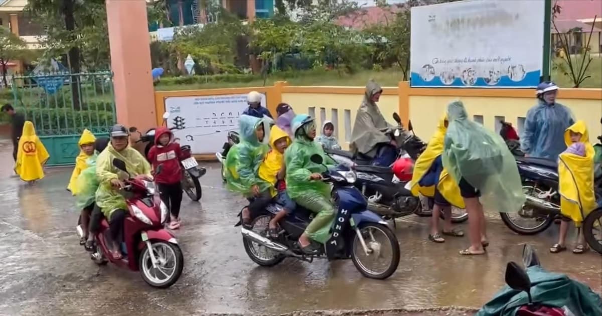 Quảng Trị: Phó Hiệu trưởng trở lại sau vụ nghi ngộ độc, phụ huynh lập tức đón con về nhà