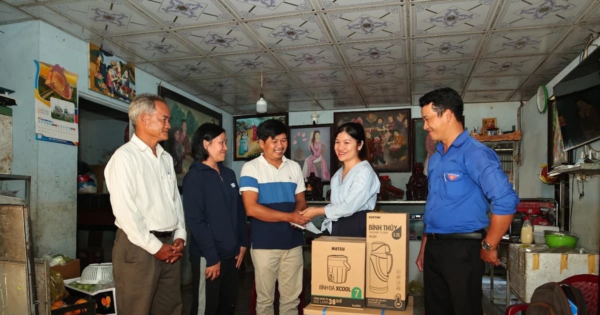 Nhựa Duy Tân hỗ trợ người dân Huế khắc phục hậu quả bão lũ