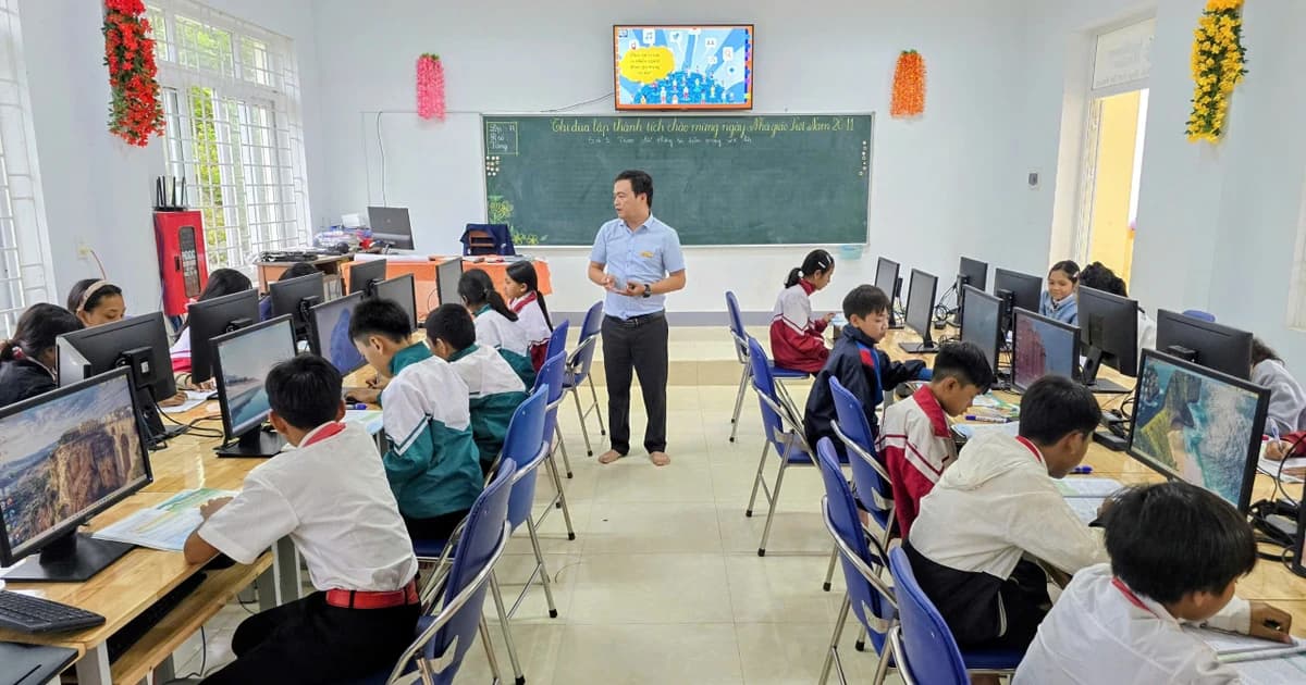 Thầy giáo ở Quảng Trị 'cõng' công nghệ đến những lớp học giữa đại ngàn