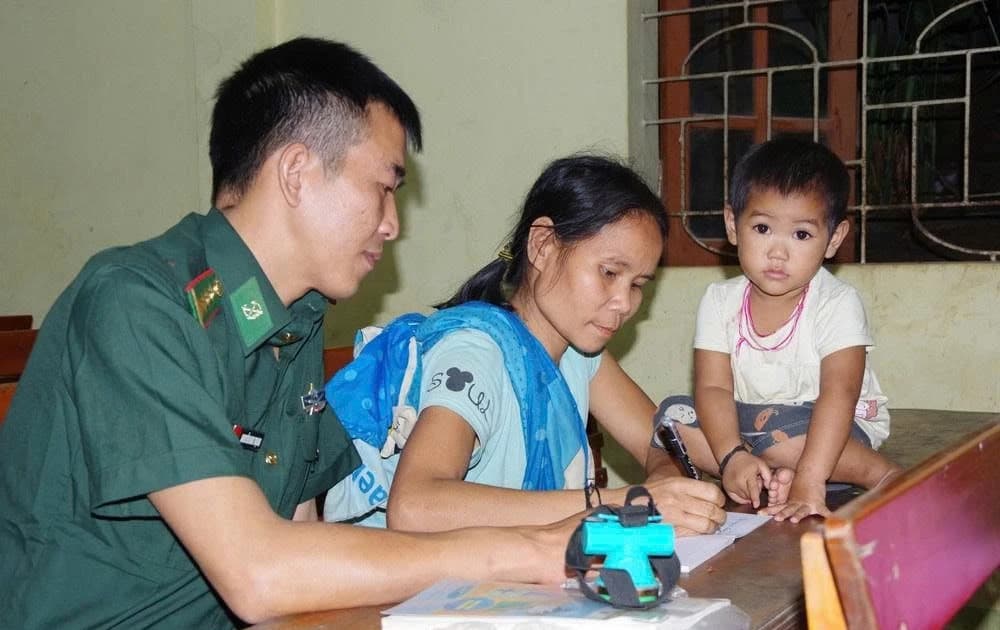 Thầy giáo quân hàm xanh chong đèn giữa núi rừng Trường Sơn