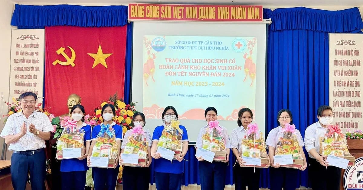 'Chiếc cầu nối yêu thương' thắp sáng tương lai cho học sinh khó khăn