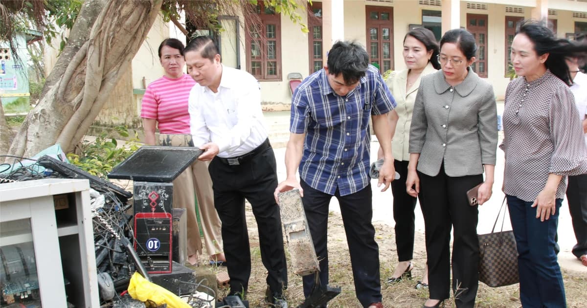 Thứ trưởng Lê Tấn Dũng thăm, động viên trường học vùng bão lũ tại Đắk Lắk