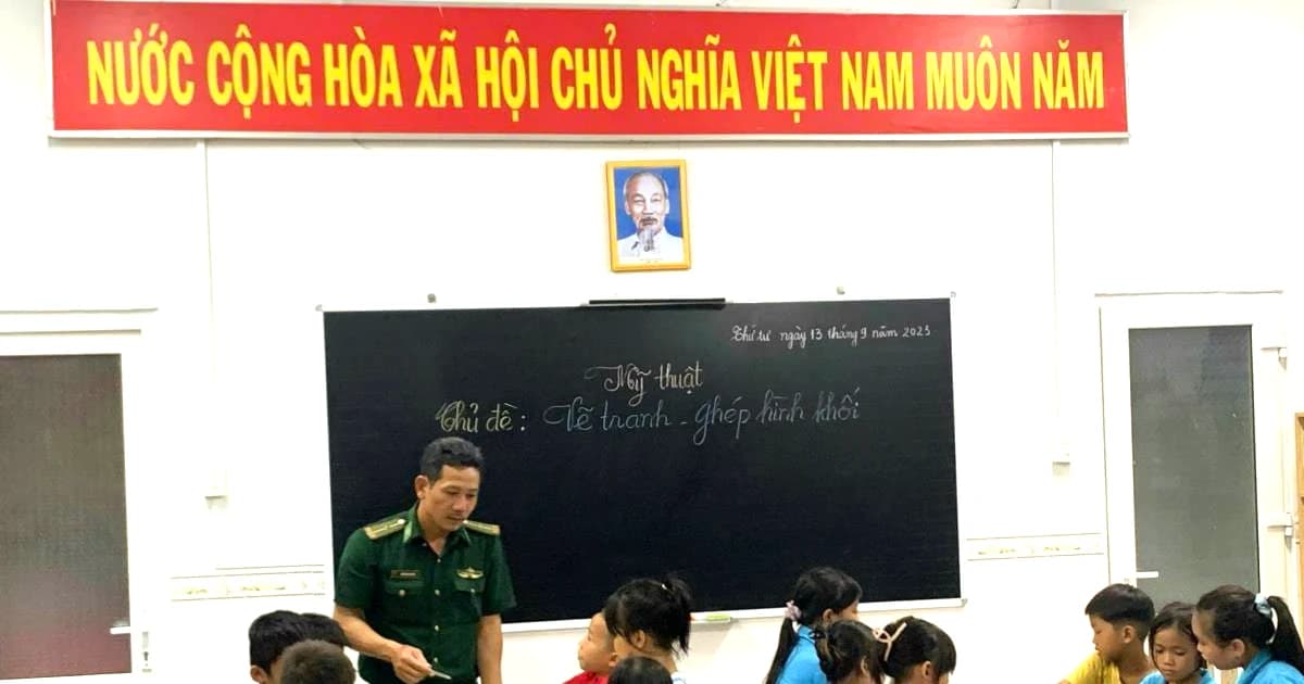 Ánh sáng con chữ từ lớp học xóa mù của người lính Đồn biên phòng Cầu Bóng