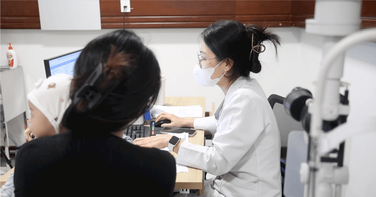 Đau mắt đỏ vào mùa giao mùa, bác sĩ cảnh báo nguy cơ tổn thương mắt ở trẻ