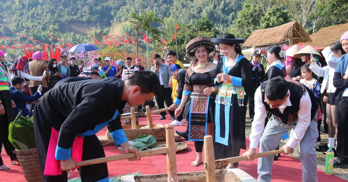 Du khách trải nghiệm Ngày hội Văn hóa các dân tộc xã Sam Mứn