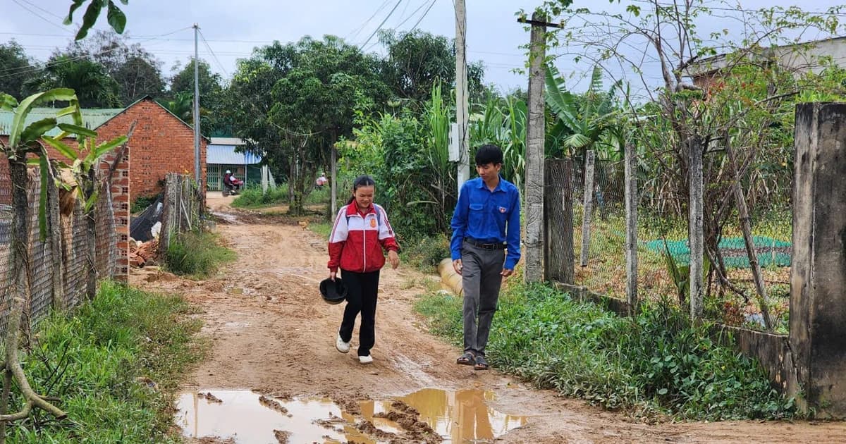 Gian nan mở lớp xóa mù chữ ở Ea Ô, Đắk Lắk: Vận động ra lớp khó hơn cả lên rẫy