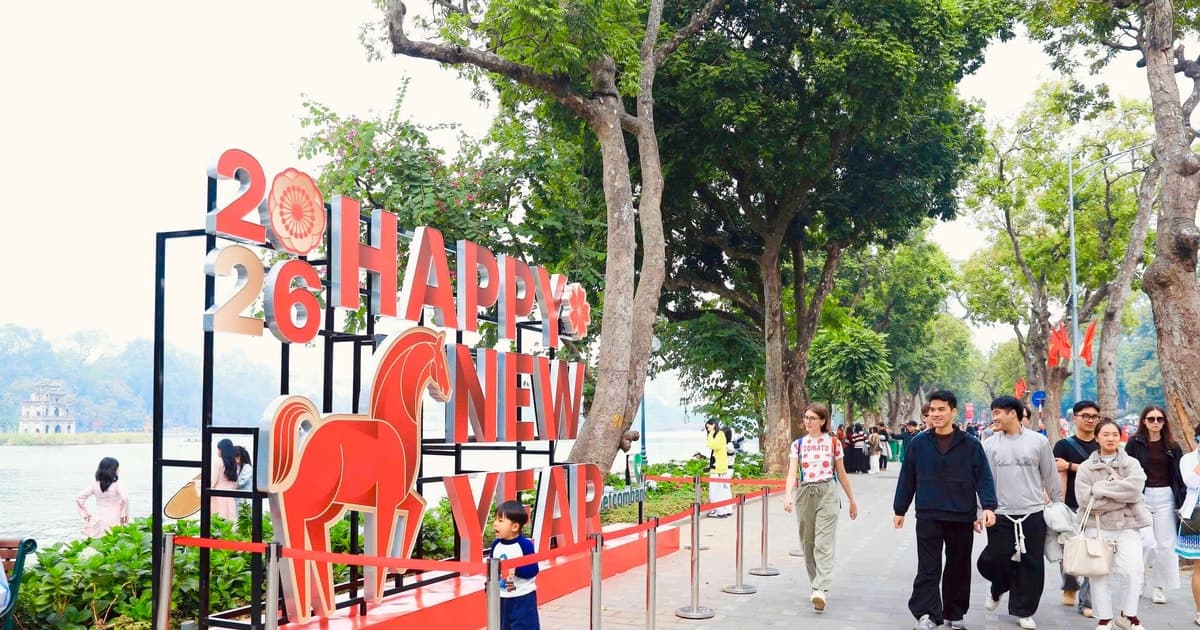 Phố phường Hà Nội rực rỡ cờ hoa chào năm mới 2026