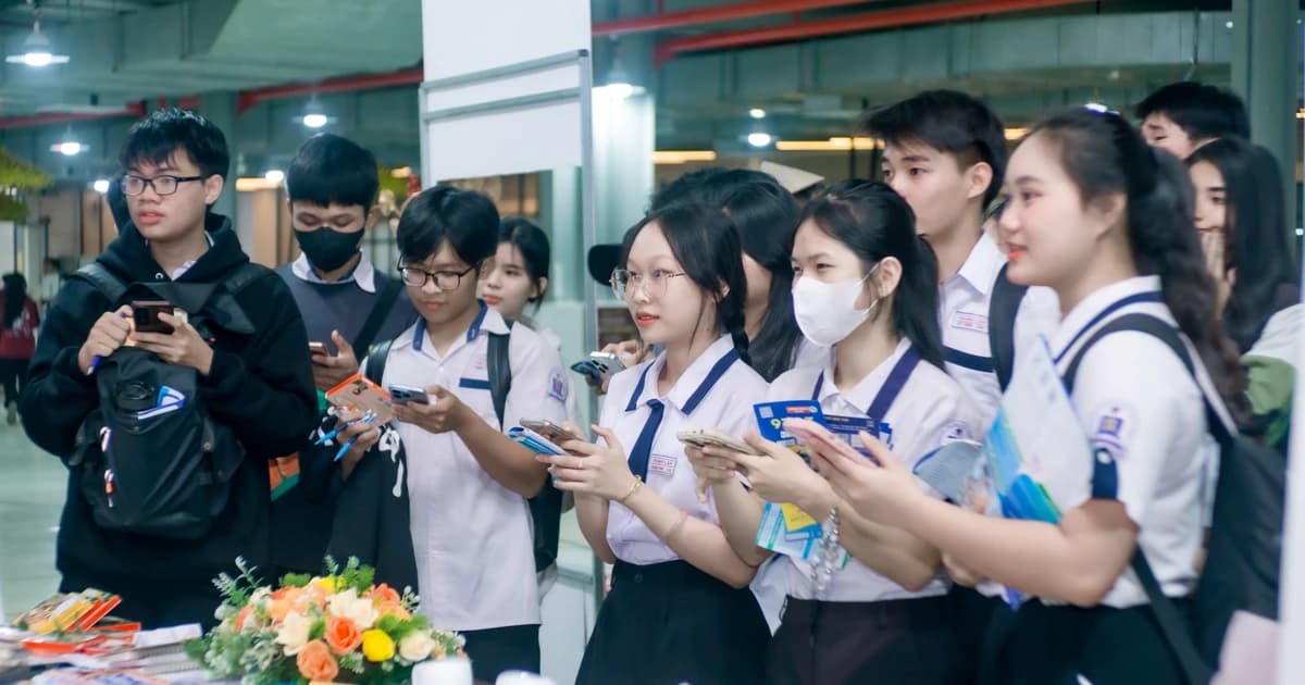 Gần 10.000 học sinh tìm hướng đi tương lai tại ngày hội tuyển sinh 2026