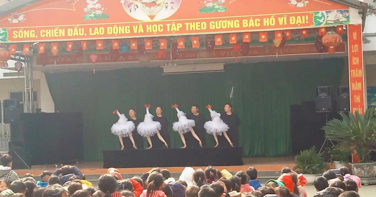 Học sinh vùng cao hào hứng thưởng thức nghệ thuật múa rối truyền thống