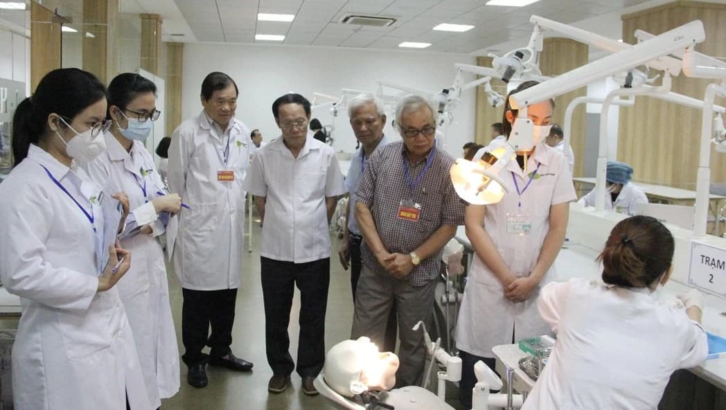 Gắn kết chặt chẽ giữa nhà trường với bệnh viện trong đào tạo nhân lực y tế