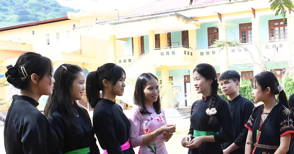 Không khí Tết rộn ràng, thầy cô 'giữ nhịp' học tập cho học sinh trước kỳ nghỉ