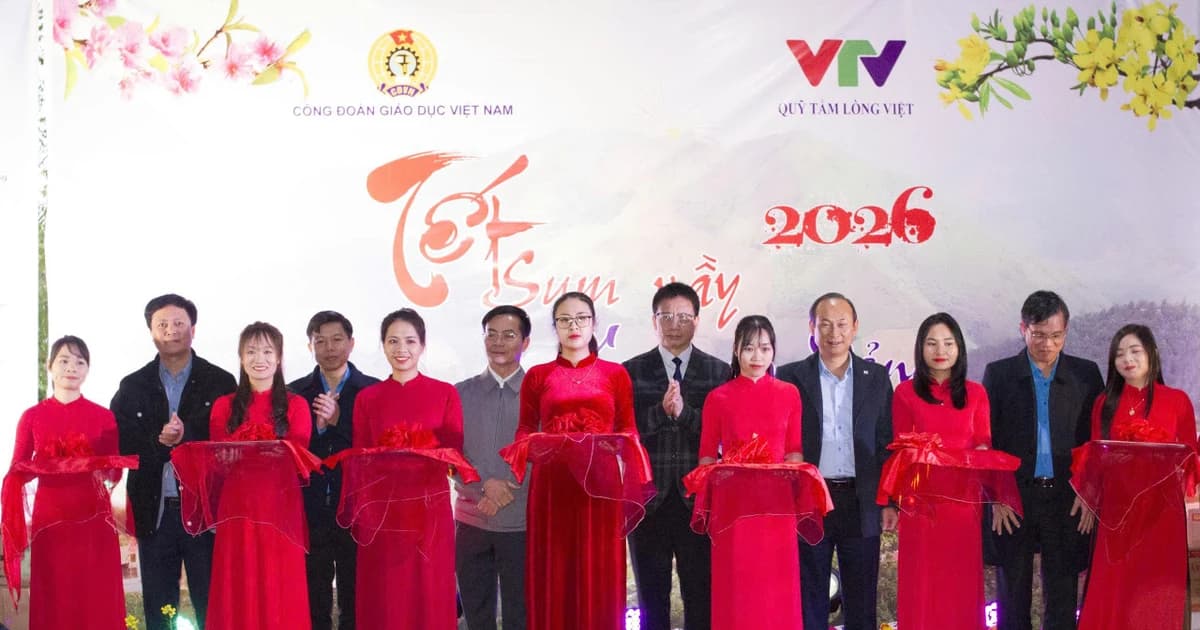 Công đoàn Giáo dục Việt Nam mang xuân ấm đến với thầy trò vùng cao Trạm Tấu