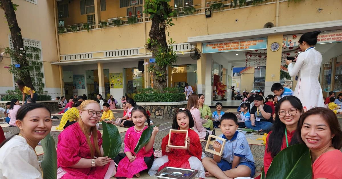 Trường học TPHCM ‘đánh thức’ Tết truyền thống bằng hoạt động gói bánh chưng